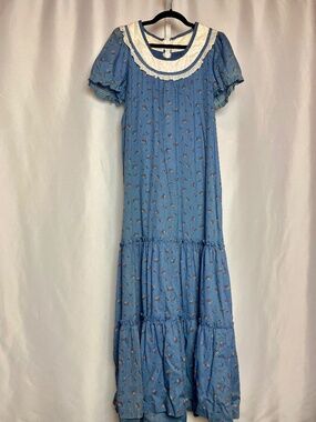 Vintage Womenʻs Light Blue Short Sleeve Prairie Style Floral Hawaiian Muʻumuʻu